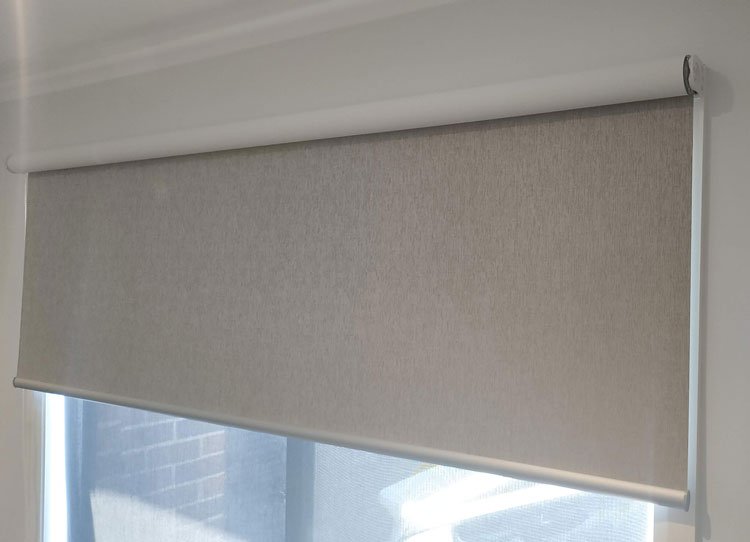 Por qué elegir una lavandería especializada en cortinas roller